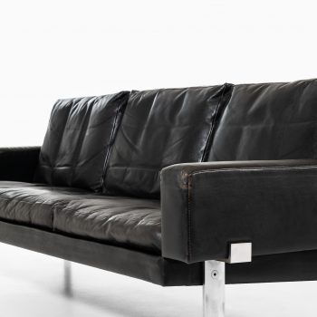 Illum Wikkelsø sofa in black leather at Studio Schalling
