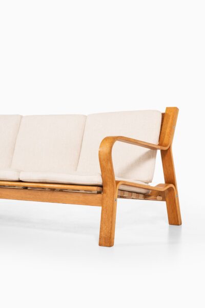 Hans Wegner sofa model GE-671 by Getama at Studio Schalling