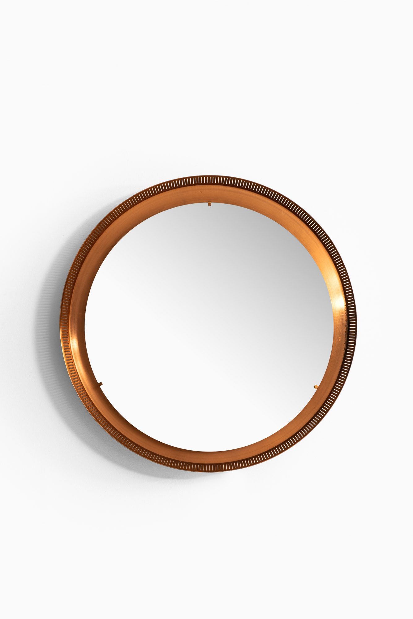 Round mirror in copper at Studio Schalling