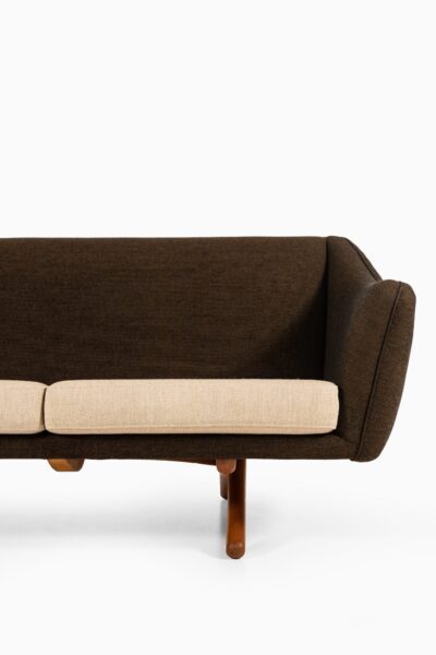Illum Wikkelsø sofa model ML-140 by Michael Laursen at Studio Schalling
