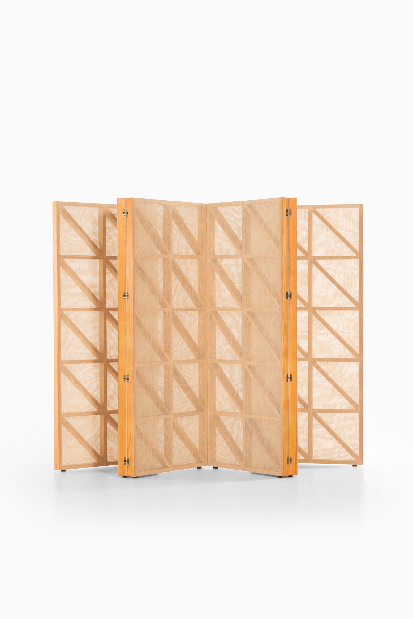 Folding screen / room divider in oregon pine at Studio Schalling