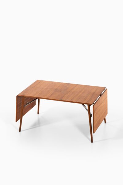 Børge Mogensen dining table by Søborg møbler at Studio Schalling