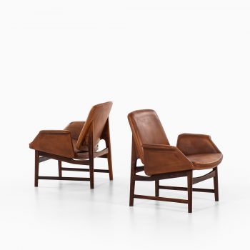 Illum Wikkelsø easy chairs model 451 in rosewood and brown leather at Studio Schalling