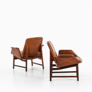 Illum Wikkelsø easy chairs model 451 in rosewood and brown leather at Studio Schalling