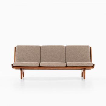 Carl Gustaf Hiort af Ornäs sofa model Trienna at Studio Schalling