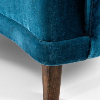 Curved sofa in blue velvet fabric at Studio Schalling