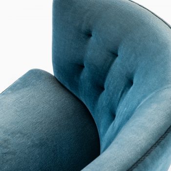 Curved sofa in blue velvet fabric at Studio Schalling