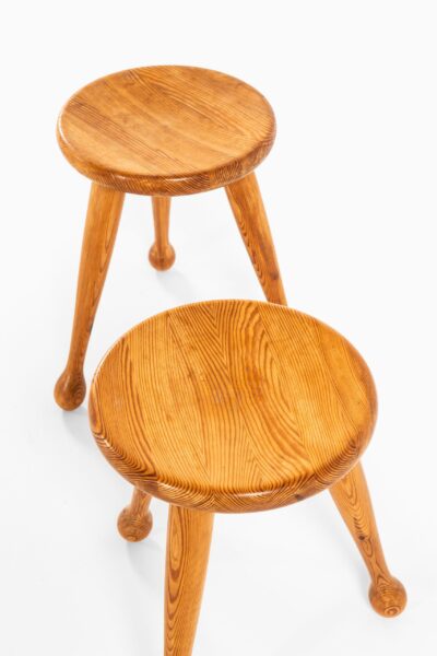 Pair of stools in pine by unknown designer at Studio Schalling