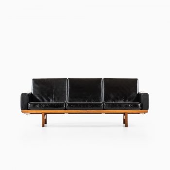 Hans Wegner sofa model GE-236 at Studio Schalling