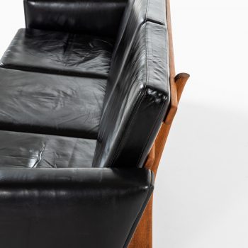 Hans Wegner sofa model GE-236 at Studio Schalling