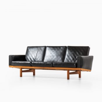 Hans Wegner sofa model GE-236 at Studio Schalling