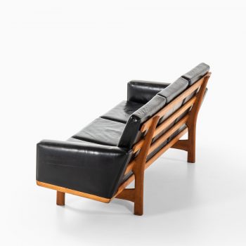 Hans Wegner sofa model GE-236 at Studio Schalling