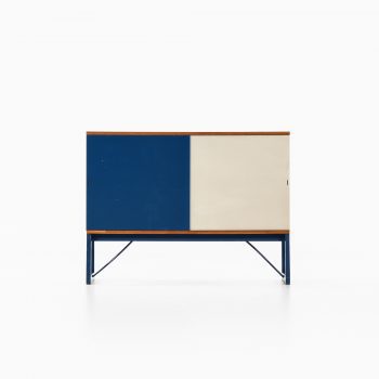 Sideboard in pine, brass and lacquered at Studio Schalling