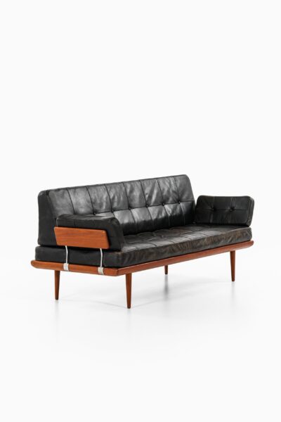 Peter Hvidt & Orla Mølgaard-Nielsen sofa model Minerva at Studio Schalling