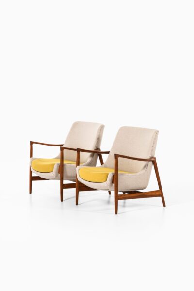 Ib Kofod-Larsen easy chairs model 4346 by Fritz Hansen at Studio Schalling
