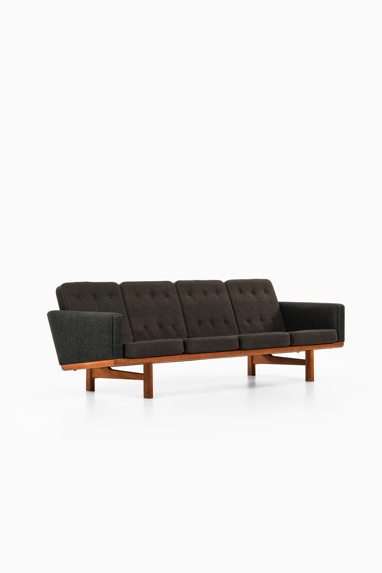 Hans Wegner sofa model GE-236/4 by Getama at Studio Schalling