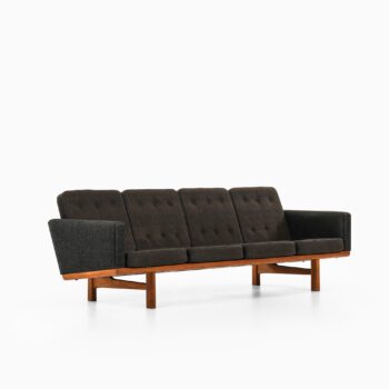 Hans Wegner sofa model GE-236/4 by Getama at Studio Schalling