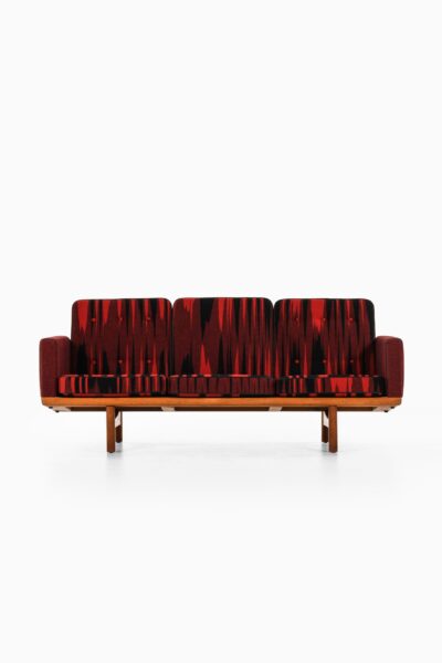 Hans Wegner sofa model GE-236/3 by Getama at Studio Schalling