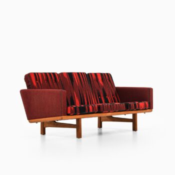 Hans Wegner sofa model GE-236/3 by Getama at Studio Schalling