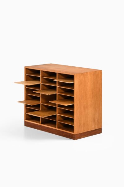 Arne Vodder file cabinet in oak and teak by Vamo Sønderborg