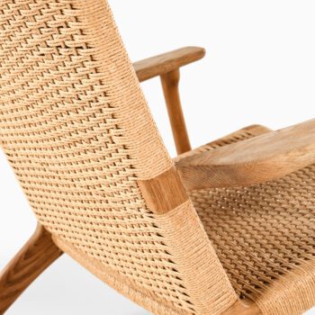 Hans Wegner CH-25 easy chairs in oak at Studio Schalling