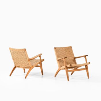 Hans Wegner CH-25 easy chairs in oak at Studio Schalling