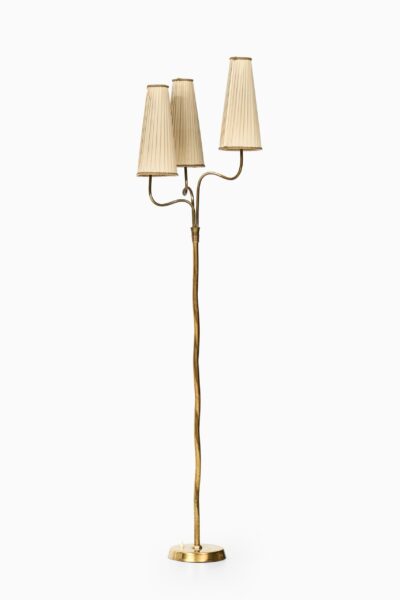 Floor lamp in brass produced by Itsu at Studio Schalling