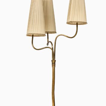 Floor lamp in brass produced by Itsu at Studio Schalling