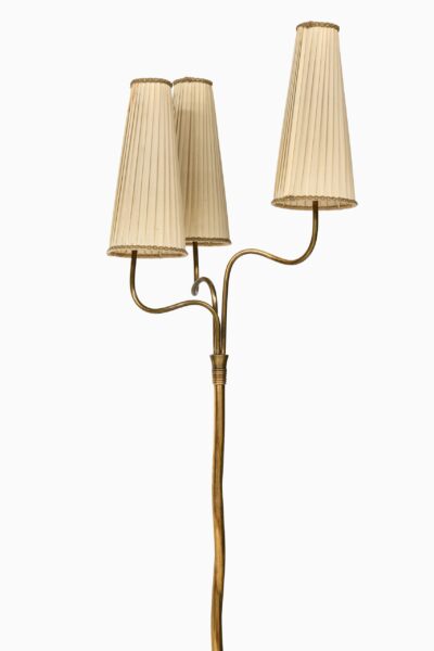 Floor lamp in brass produced by Itsu at Studio Schalling