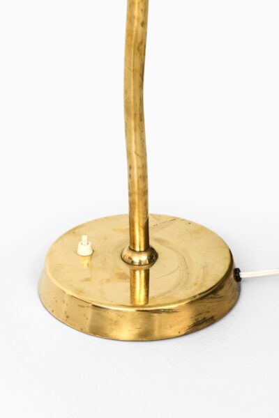 Floor lamp in brass produced by Itsu at Studio Schalling