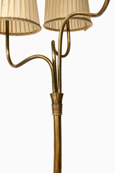 Floor lamp in brass produced by Itsu at Studio Schalling