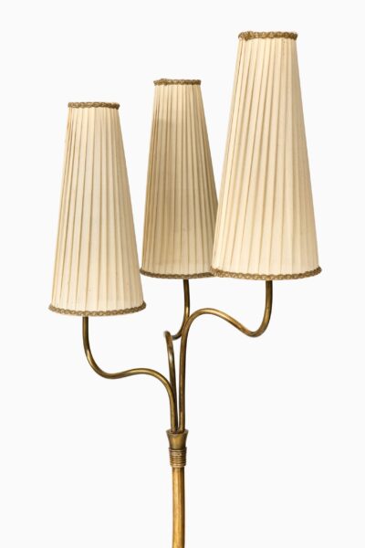 Floor lamp in brass produced by Itsu at Studio Schalling