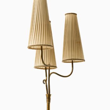 Floor lamp in brass produced by Itsu at Studio Schalling