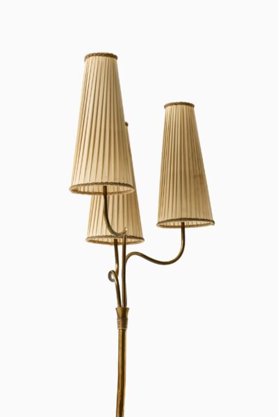 Floor lamp in brass produced by Itsu at Studio Schalling