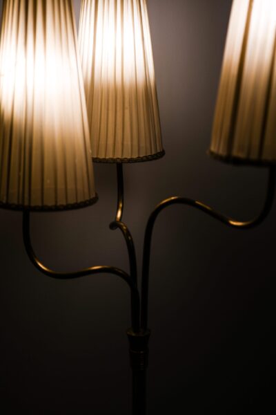 Floor lamp in brass produced by Itsu at Studio Schalling