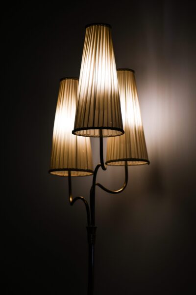 Floor lamp in brass produced by Itsu at Studio Schalling