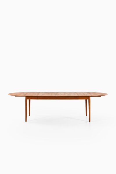 Arne Vodder dining table model 227 at Studio Schalling