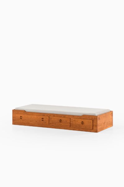 Bed in pine by unknown designer at Studio Schalling
