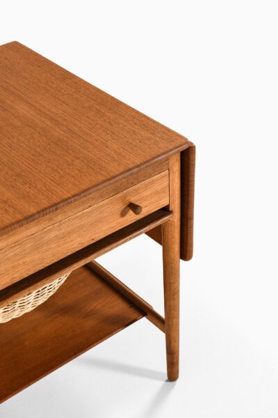 Hans Wegner side table model AT-33 at Studio Schalling