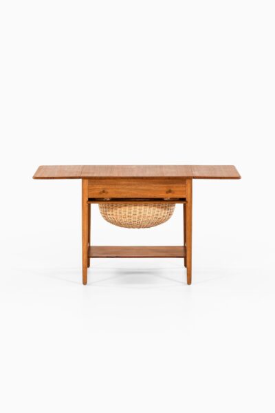 Hans Wegner side table model AT-33 at Studio Schalling