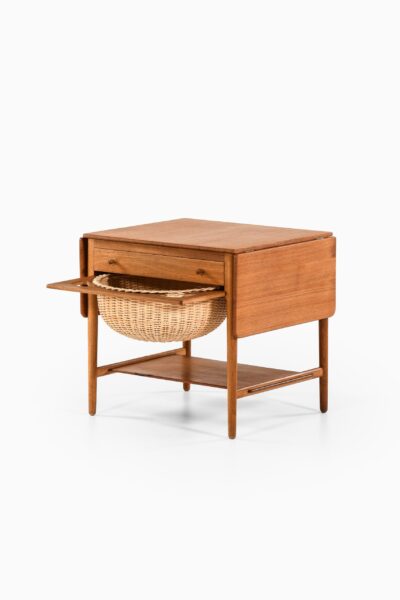 Hans Wegner side table model AT-33 at Studio Schalling