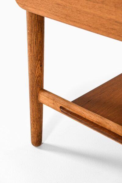 Hans Wegner side table model AT-33 at Studio Schalling