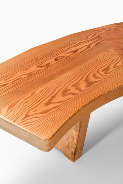 Large and curved bench in solid pine at Studio Schalling