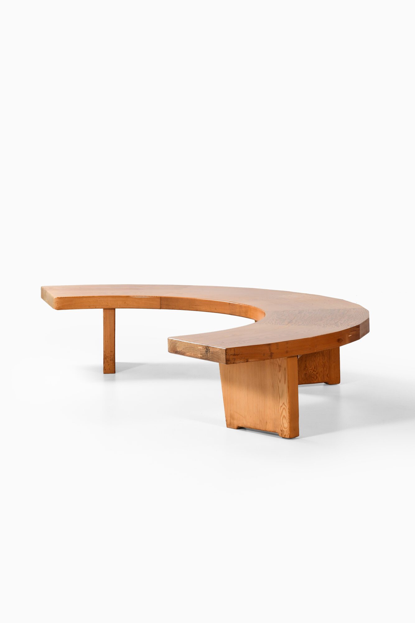 Large and curved bench in solid pine at Studio Schalling