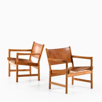 Pair of easy chairs in oak and leather at Studio Schalling