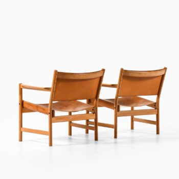 Pair of easy chairs in oak and leather at Studio Schalling