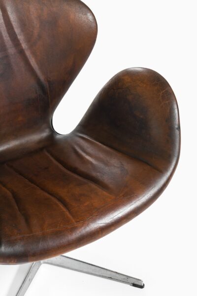 Arne Jacobsen Swan easy chairs model 3320 at Studio Schalling