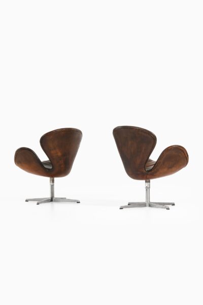 Arne Jacobsen Swan easy chairs model 3320 at Studio Schalling
