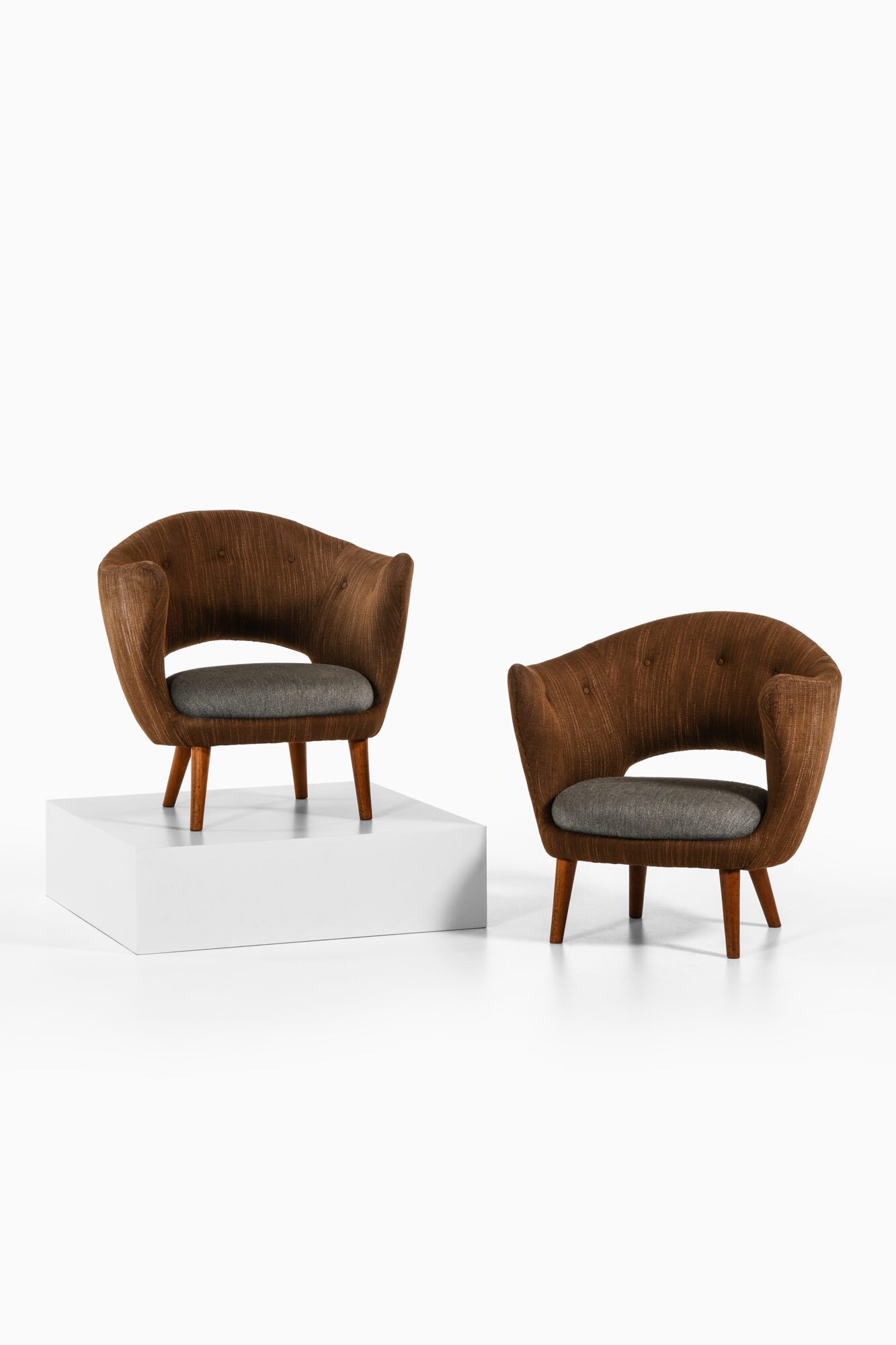 Finn Juhl easy chairs by Søren Willadsen at Studio Schalling