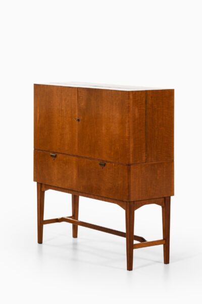 Bar cabinet in elm and brass at Studio Schalling